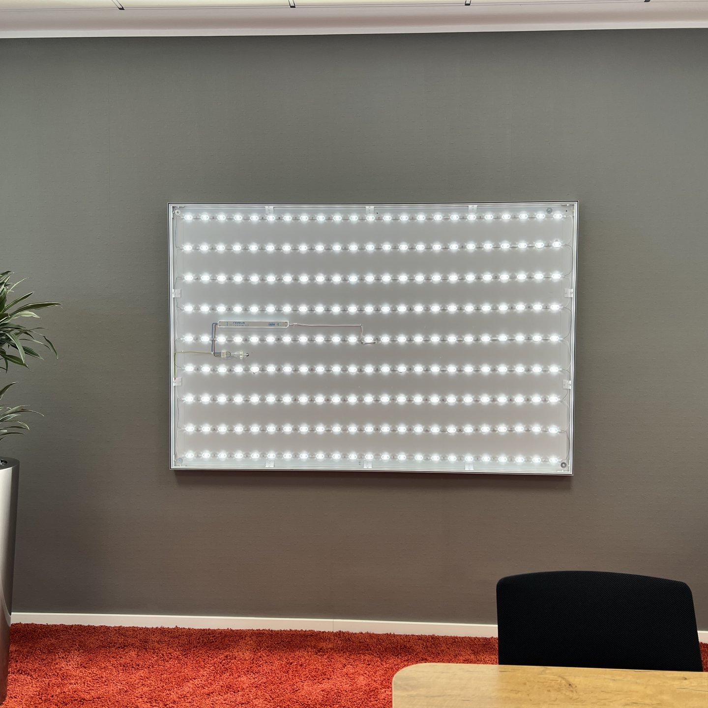LED-Module im geöffneten Leuchtrahmen