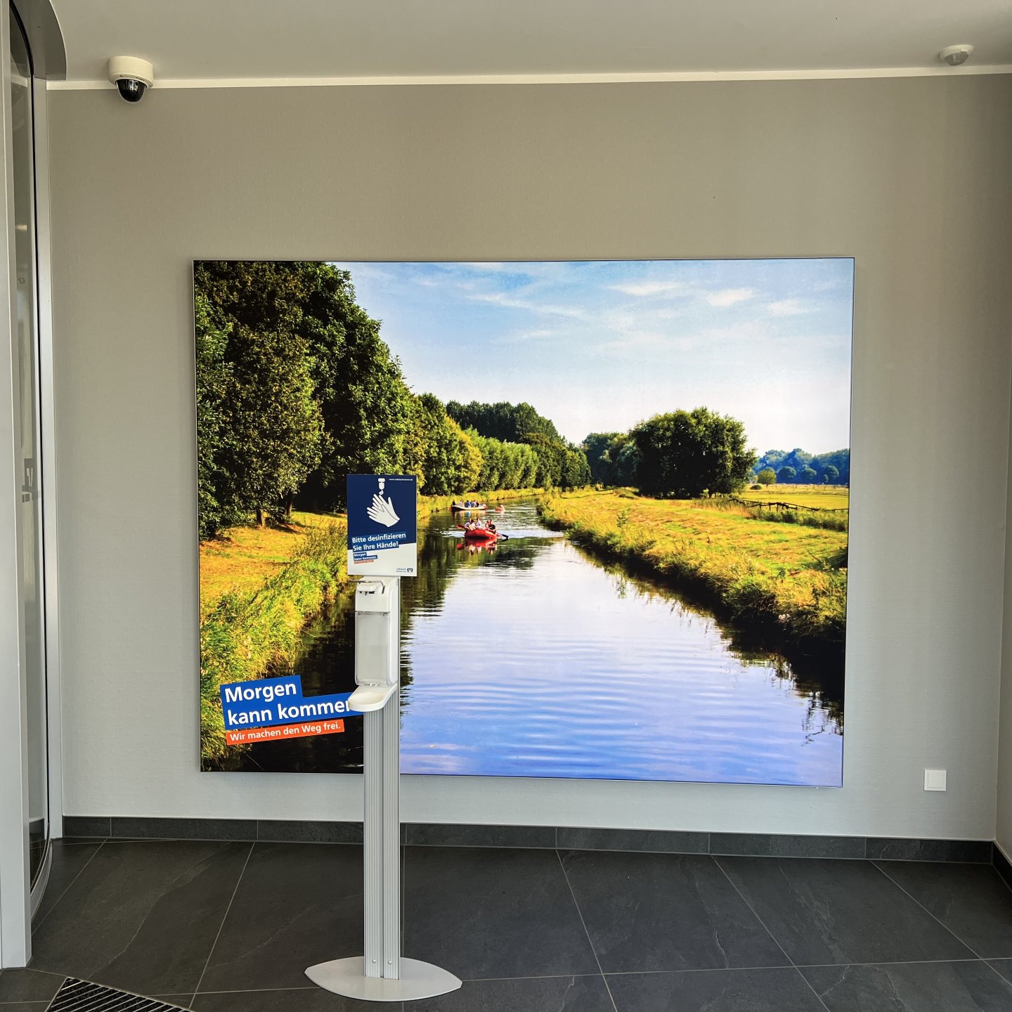 Großer LED-Leuchtrahmen mit Backlit-Motiv im Eingangsbereich der Volksbank Viersen eG