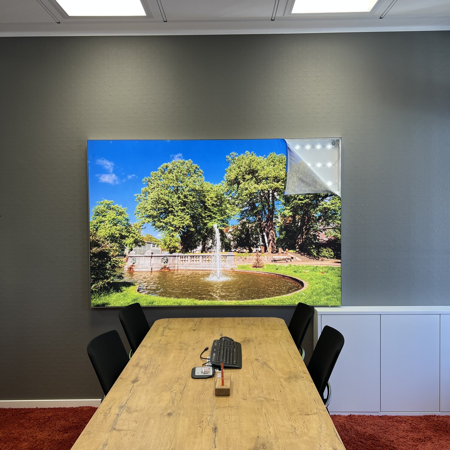 Teilweise geöffneter LED-Leuchtrahmen mit Backlit-Banner