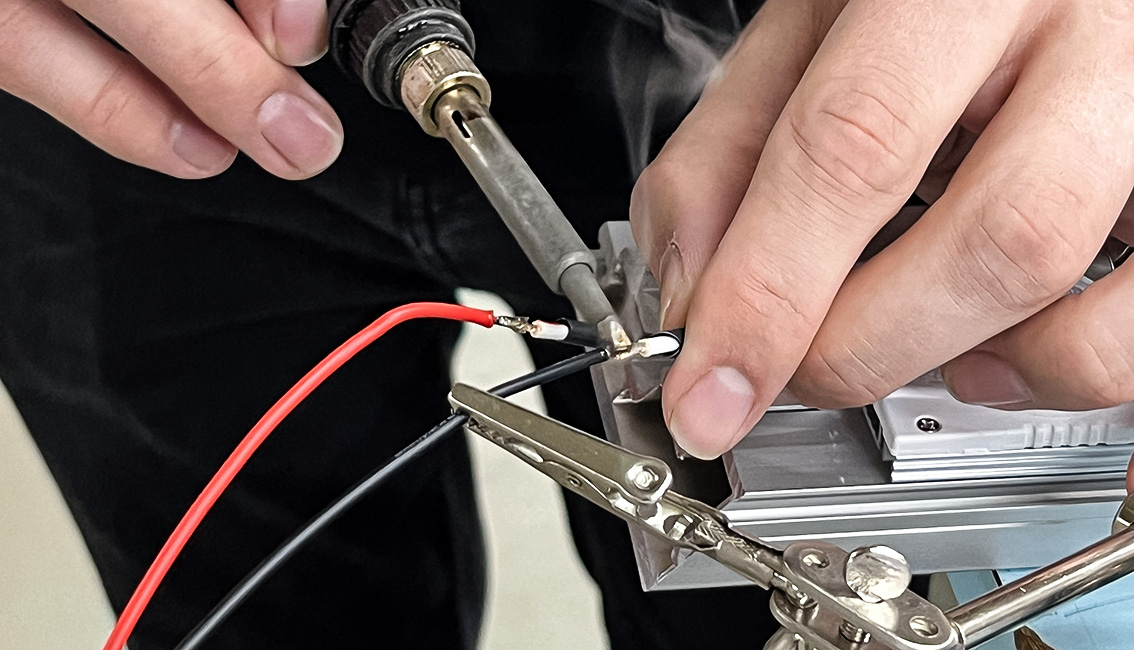 Kabel werden verlötet
