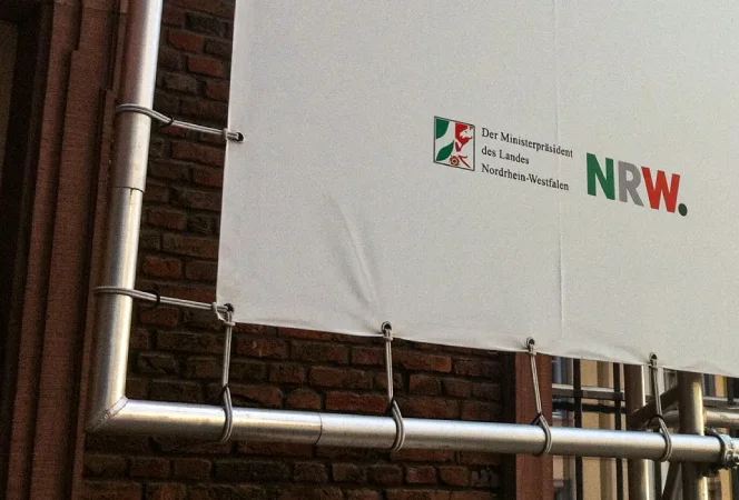 PVC-Werbebanner FAQ Banner Detailansicht Ecke Rundrohrsystem NRW