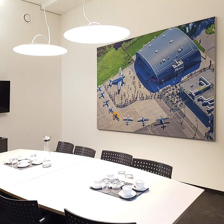 17mm Textilspannrahmen Anwendungsbeispiel in Konferenzraum