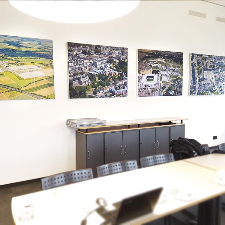 Textilspannrahmen Anwendungsbeispiel in Konferenzraum