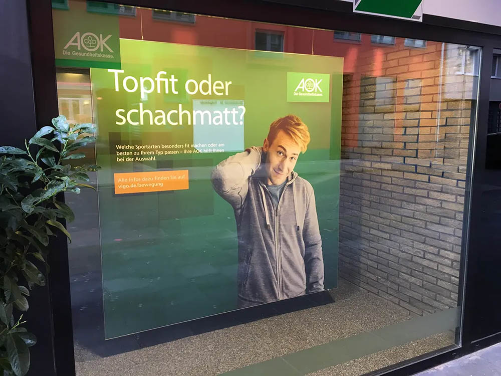 Zwei freistehende Textilspannrahmen mit druck