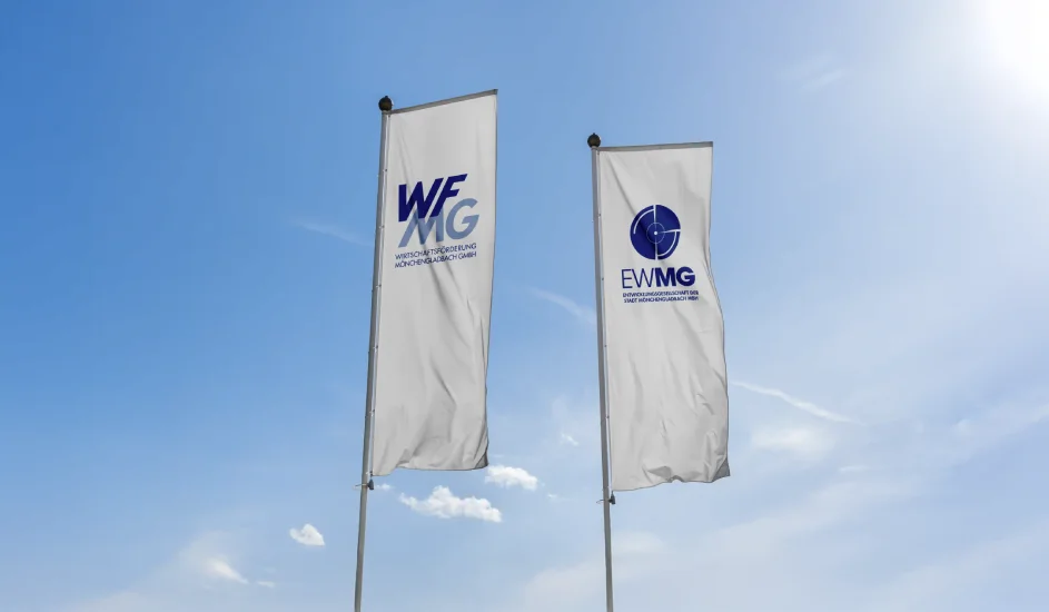 zwei weisse Werbefahne