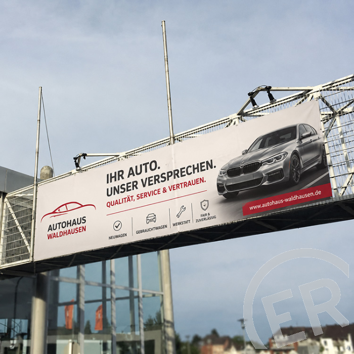Werbebanner aus Mönchengladbach – grünes PVC-Werbebanner mit Ösen an einer Gerüstfassade