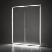 Ein breiter, freistehender LED-Leuchtrahmen aus Aluminium...
