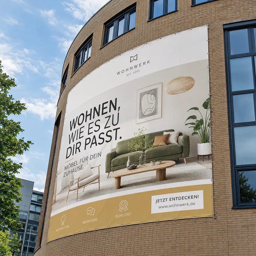 Fassadenbanner aus Mönchengladbach – großflächiges PVC-Frontlit-Banner mit Ösen an einer Gebäudefassade