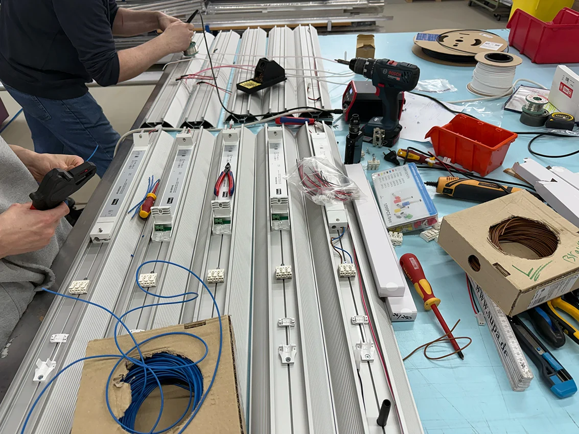 Handgefertigter LED-Leuchtrahmen verkabelung